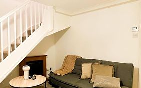 Simple House W- Free Parking By Manchester Airport - Free Drop-Off